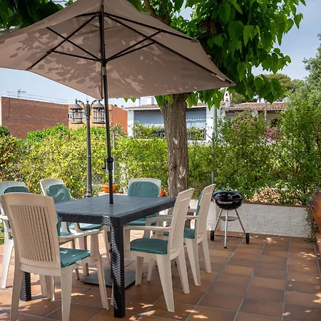 At084 Piscina Compartida Con 3 Casas Y Vistas Al Mar Holiday home Torredembarra